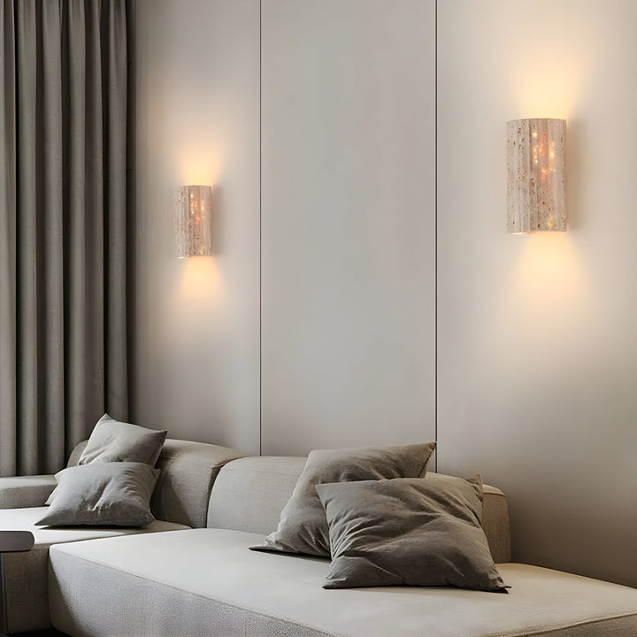 Oświetlenie LED ścienne emitujące ciepłe światło, nowoczesny kinkiet do wnętrz. Funkcjonalny design.