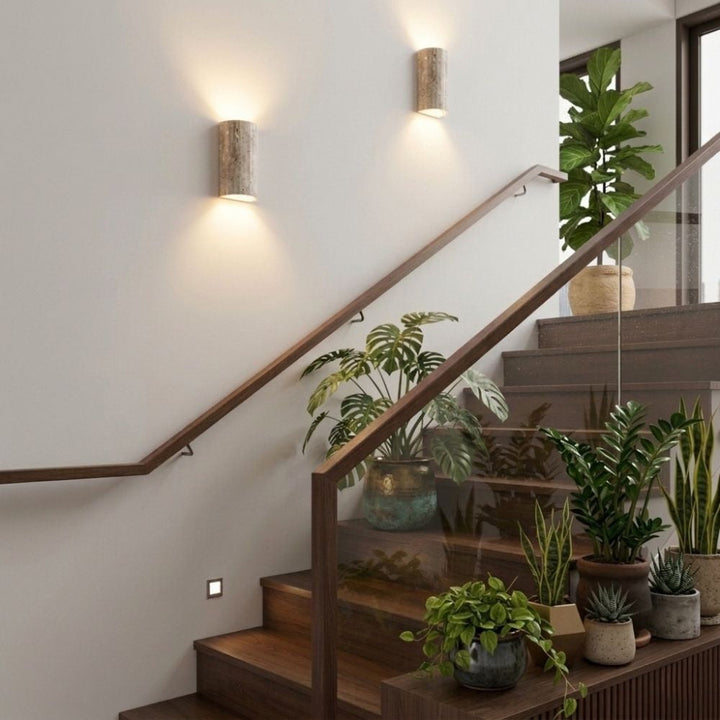 Minimalistyczna lampa ścienna LED, nowoczesny design kinkietu z ciepłym oświetleniem do wnętrza.