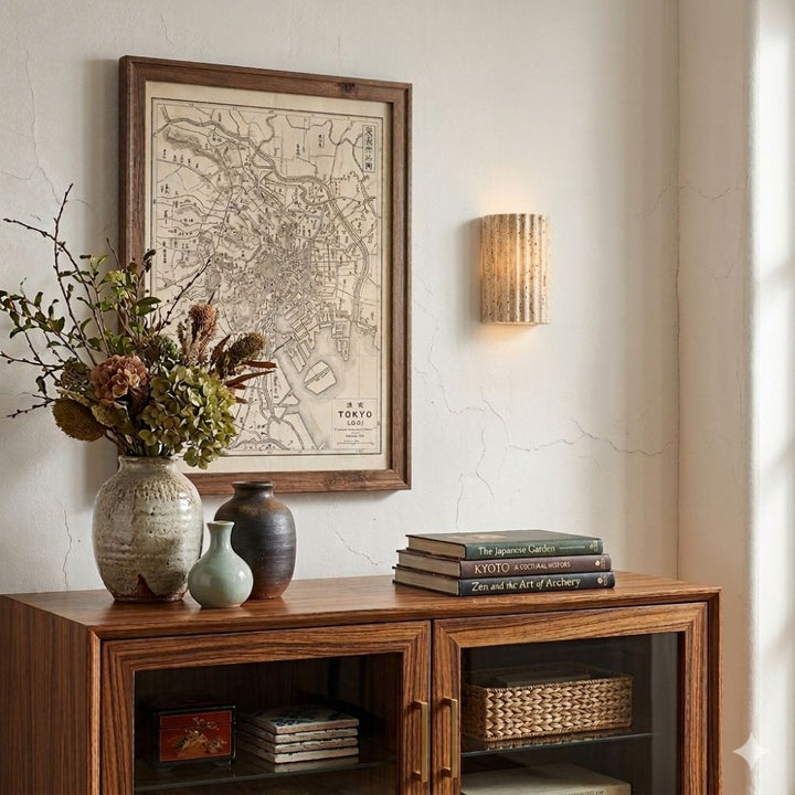 Lampa ścienna LED do sypialni, nowoczesny kinkiet z ciepłym światłem. Oświetlenie i dekoracja wnętrza.