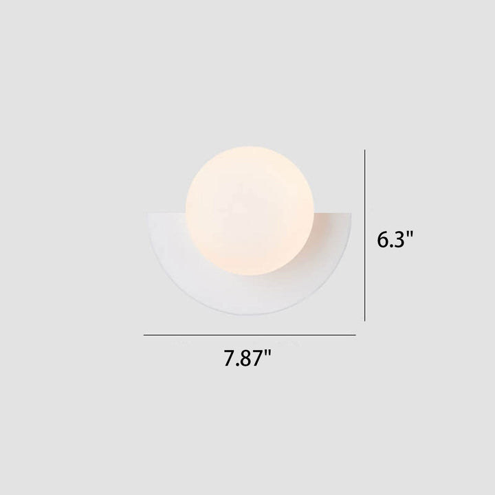 Oświetlenie LED ścienne z artystyczną kolorową kulą, design wnętrza, blisko.