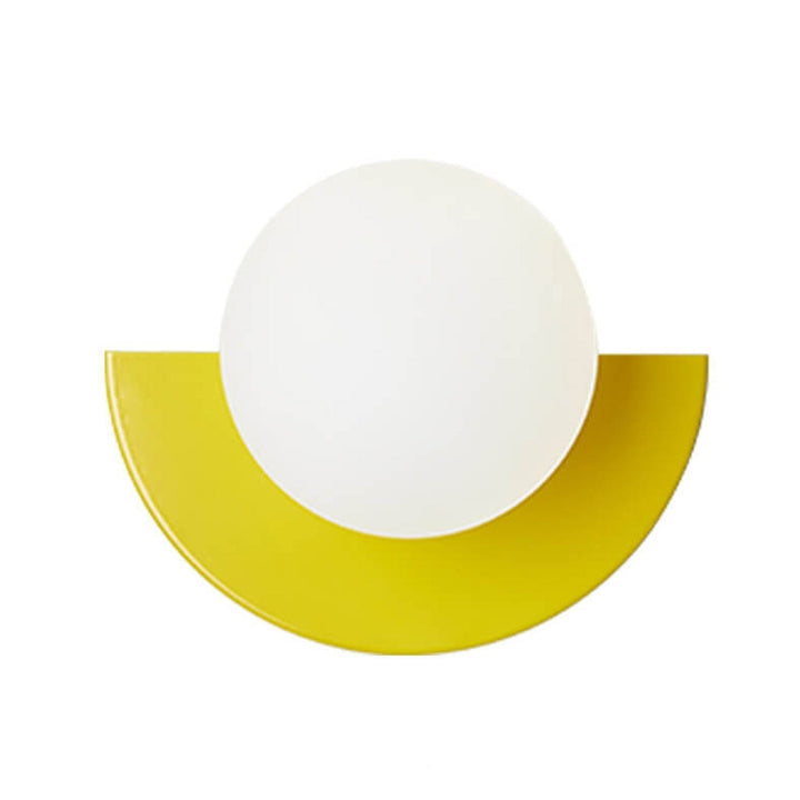 Kinkiet LED z kolorową kulą, minimalistyczny design, do współczesnych wnętrz.