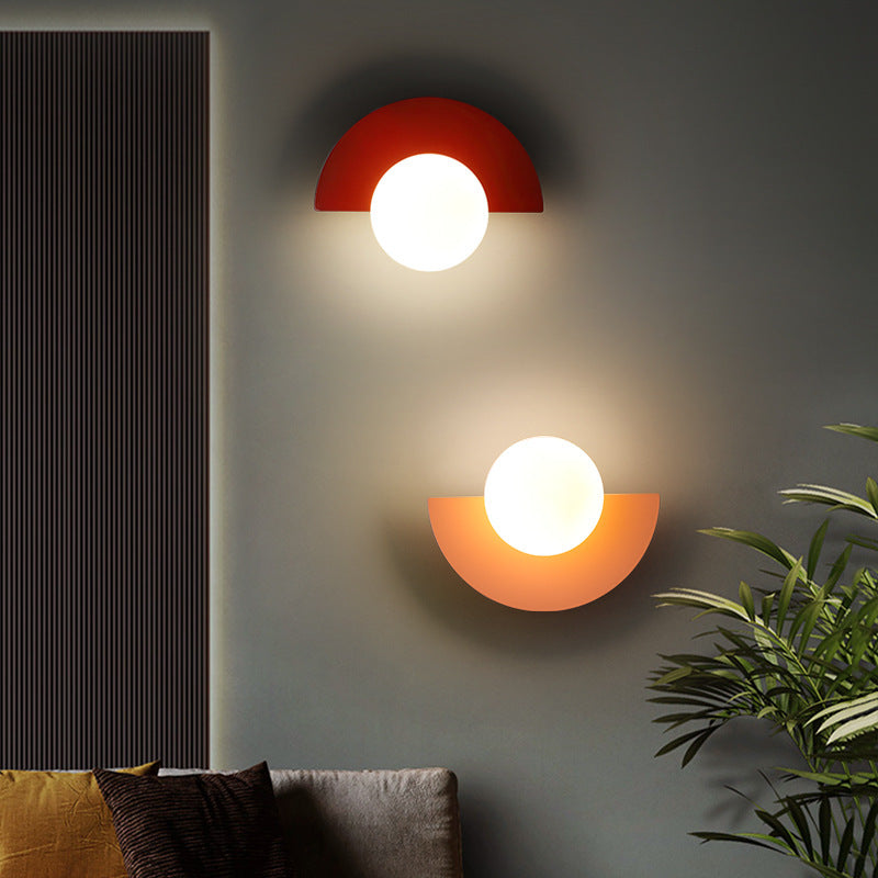 Stylowy kinkiet LED z kolorową szklaną kulą do sypialni, design wnętrza.