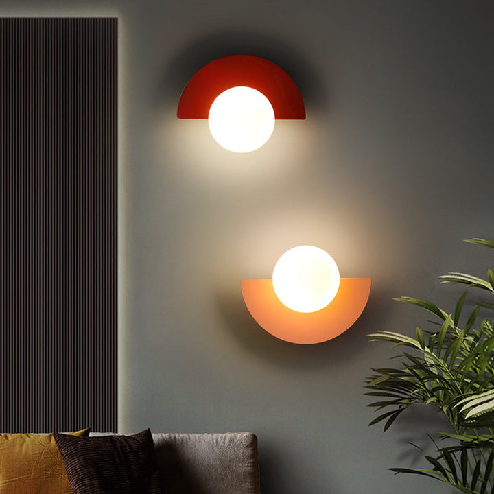 Stylowy kinkiet LED z kolorową szklaną kulą do sypialni, design wnętrza.