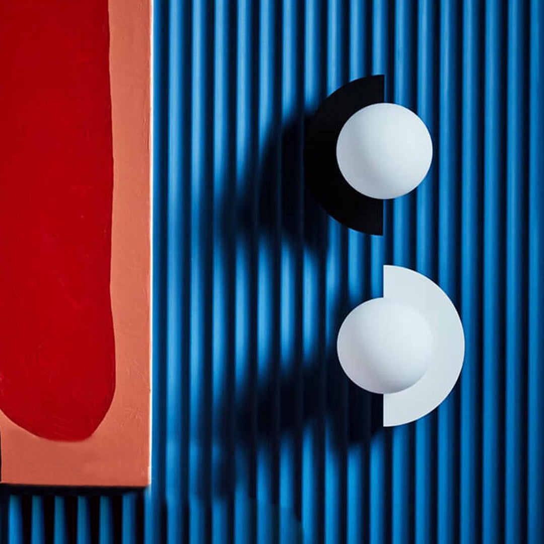 Lampa ścienna LED, nowoczesny design z kolorową szklaną kulą, oświetlenie akcentowe.