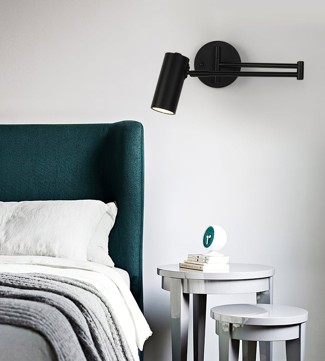 Lampa ścienna LED z giętkim ramieniem, czarna, idealna do nowoczesnego wnętrza.
