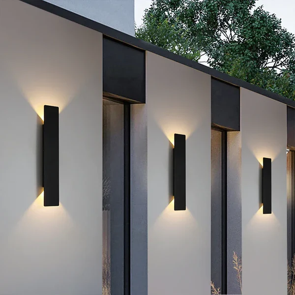 Elegancka, wodoodporna lampa LED na ścianę zewnętrzną, idealna do nowoczesnego ogrodu i tarasu.