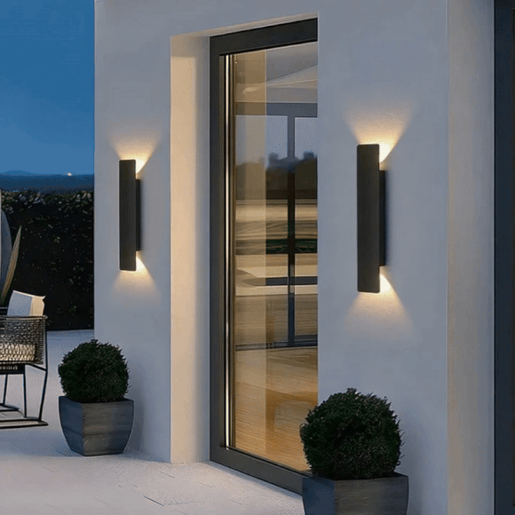 Energooszczędne oświetlenie LED do montażu na elewacji, nowoczesny design dla bezpieczeństwa.