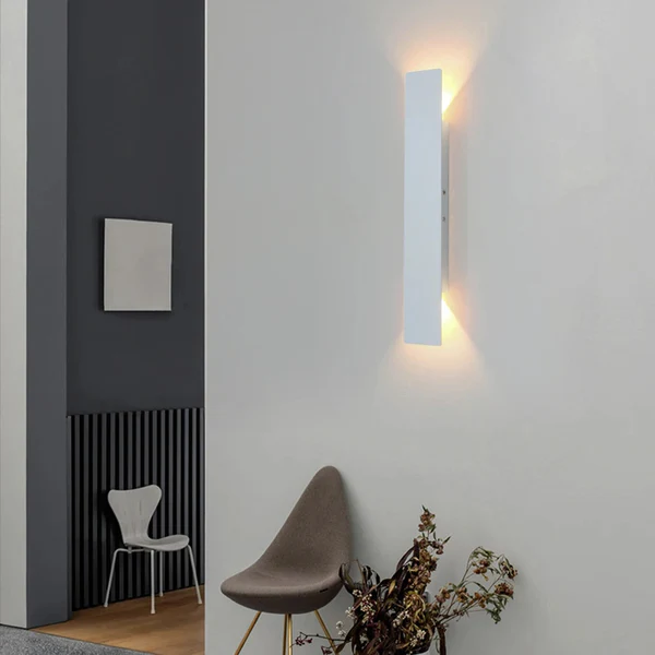 Nowoczesna lampa LED ścienna zewnętrzna, zapewniająca styl i bezpieczeństwo oświetlenia elewacji.