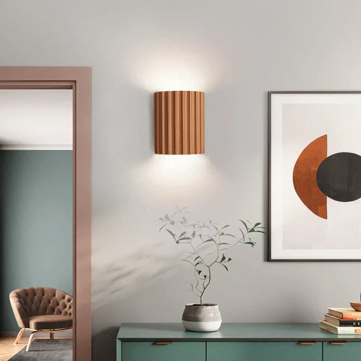 Nowoczesna lampa ścienna z żywicy, designerskie oświetlenie LED do salonu.