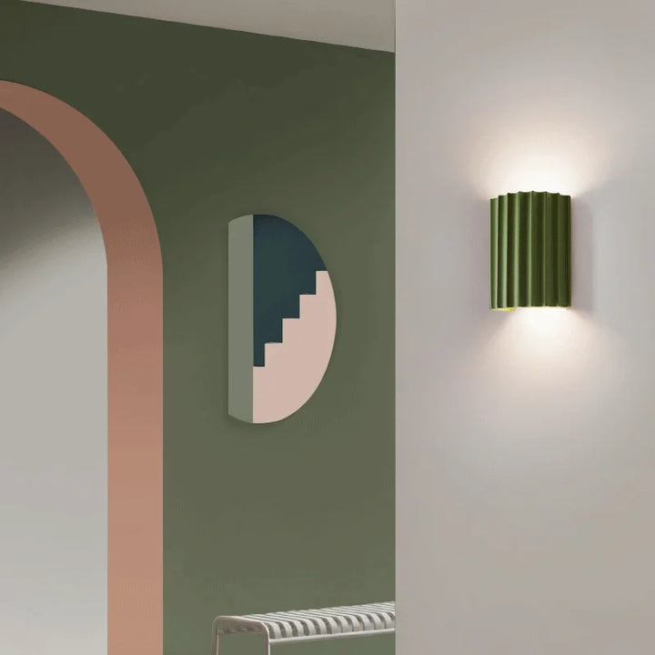 Elegancka lampa ścienna z żywicy, dekoracja do sypialni, nowoczesne oświetlenie wnętrz.