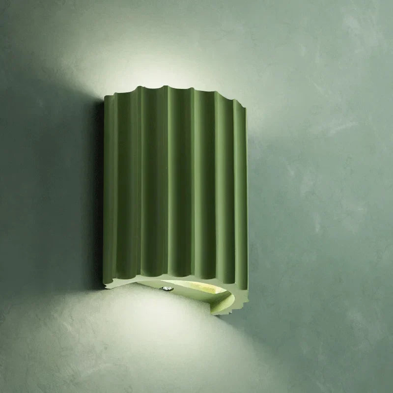 Designerska lampa ścienna z żywicy, nowoczesne oświetlenie LED, stylowa dekoracja.