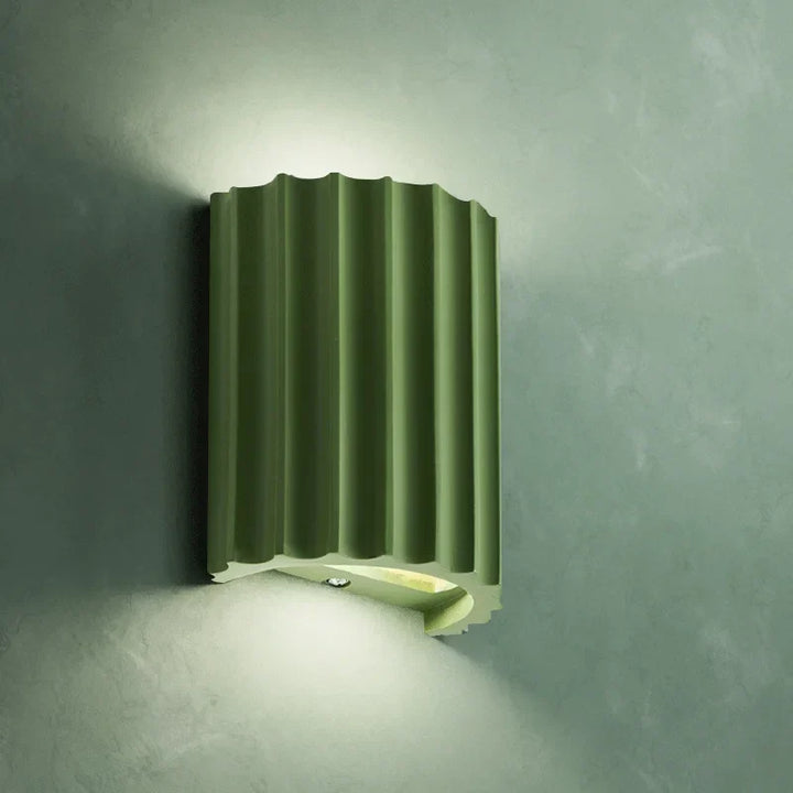 Designerska lampa ścienna z żywicy, nowoczesne oświetlenie LED, stylowa dekoracja.