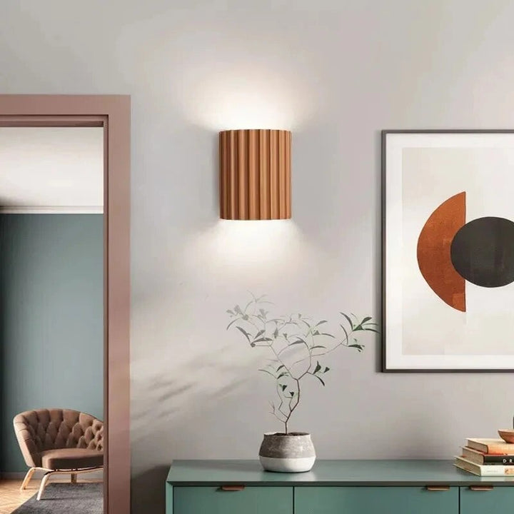Nowoczesna lampa ścienna z żywicy, oświetlenie wnętrz, designerski akcent do salonu.
