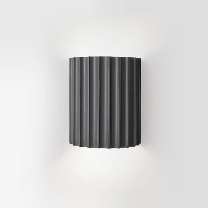Designerska lampa ścienna z żywicy, idealne oświetlenie do sypialni lub salonu.