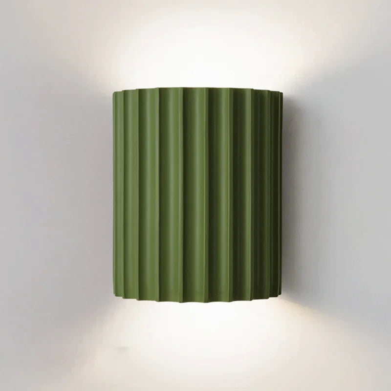 Elegancka nowoczesna lampa ścienna z żywicy, oświetlenie LED, dekoracja wnętrz.