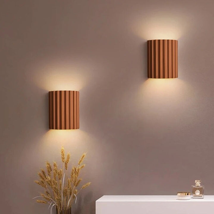 Nowoczesna lampa ścienna z żywicy, eleganckie oświetlenie LED dla salonu i sypialni.