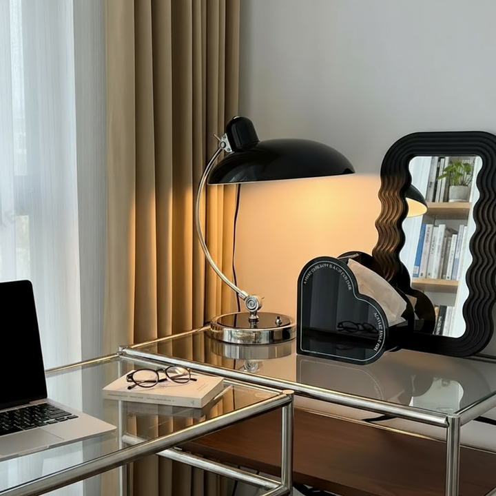 Oświetlenie wnętrz: designerska lampa stołowa w stylu Bauhaus do salonu.