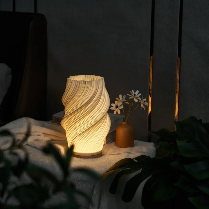 Dekoracyjna lampa stołowa LED, nowoczesny design, idealna do stworzenia przytulnej atmosfery w salonie.