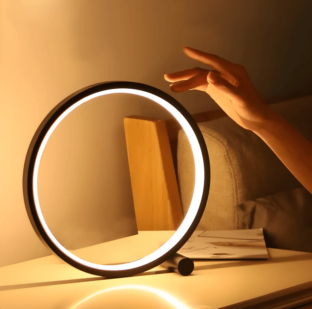 Nowoczesna lampa stołowa LED z czujnikiem dotykowym. Oświetlenie na biurko lub szafkę nocną, minimalistyczny design.