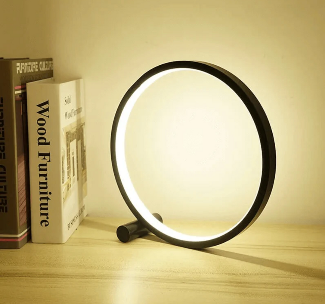 Lampa stołowa LED z dotykiem na biurko. Nowoczesne oświetlenie do pracy lub czytania, minimalistyczny styl, energooszczędność.