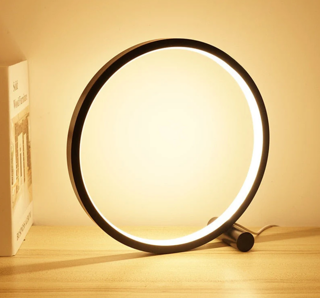 Biała, nowoczesna lampa stołowa LED. Dotykowe oświetlenie na biurko, szafkę nocną, minimalistyczna, energooszczędna.