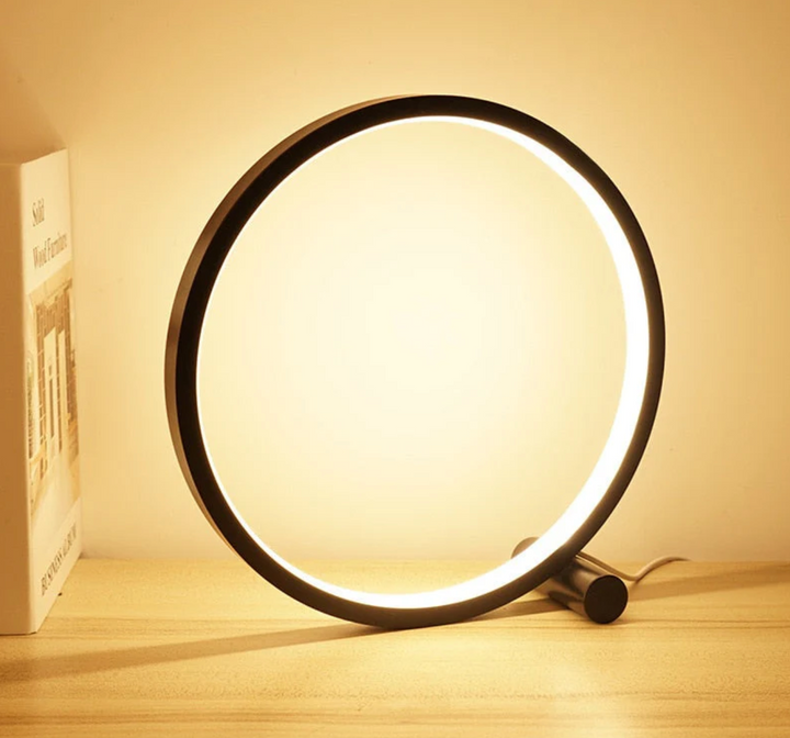 Biała, nowoczesna lampa stołowa LED. Dotykowe oświetlenie na biurko, szafkę nocną, minimalistyczna, energooszczędna.