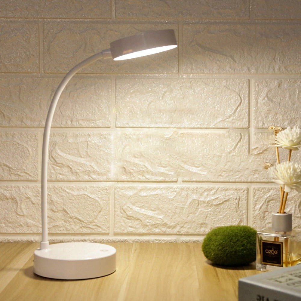 Designerska lampka LED z elastycznym ramieniem i dotykową regulacją, doskonała do biurka lub sypialni.