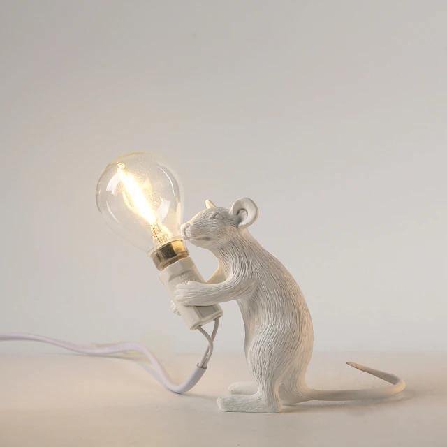 Lampa stołowa designerska, szklana z metalowym złotym stelażem. Nowoczesna dekoracja i funkcjonalne oświetlenie.