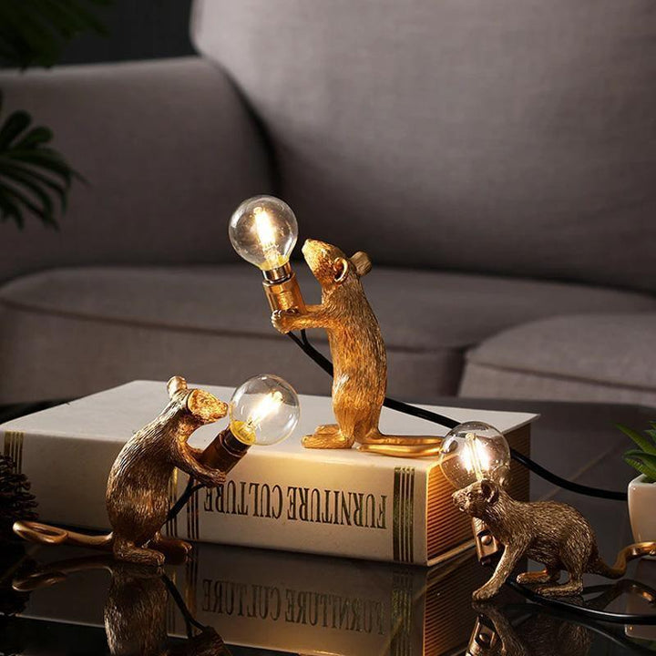 Designerska lampa stołowa. Szklany klosz, złota metalowa podstawa. Idealna dekoracja i oświetlenie do salonu.