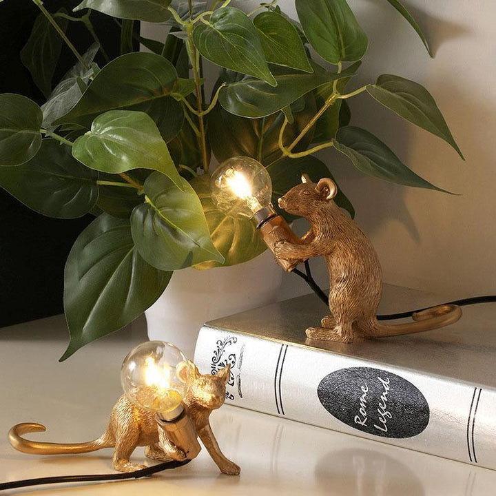 Elegancka lampa stołowa złoto-szklana. Nowoczesne oświetlenie, stylowa dekoracja do sypialni i salonu.