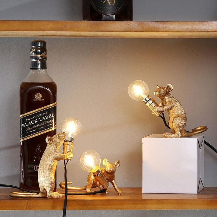 Lampa stołowa szklana z białym akcentem i złotą podstawą. Minimalistyczne oświetlenie do nowoczesnych wnętrz.