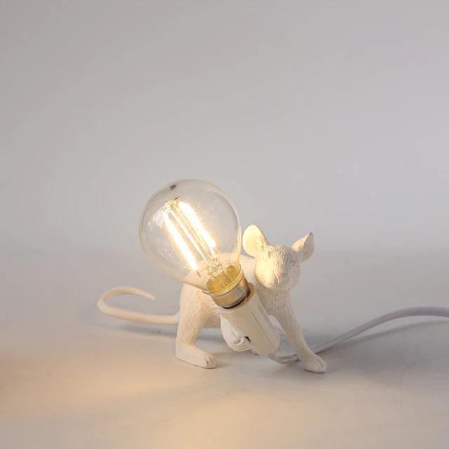 Biała lampa stołowa szklana ze złotą podstawą. Eleganckie oświetlenie, które ozdobi salon lub sypialnię.