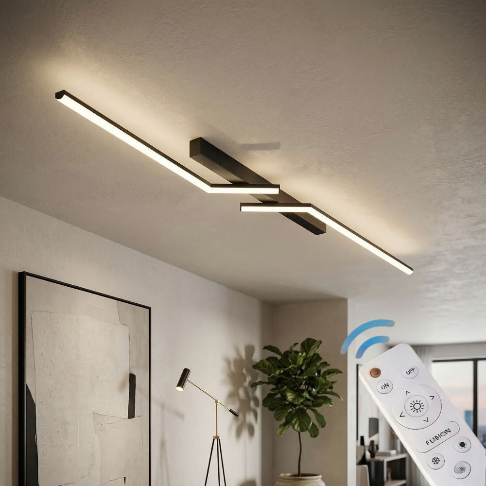 Złota lampa sufitowa LED liniowa, nowoczesny design, do restauracji lub baru.