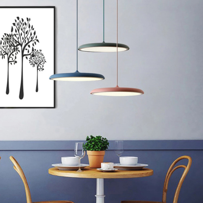 Płaska lampa sufitowa LED w kształcie dysku, nowoczesna i minimalistyczna do sypialni.