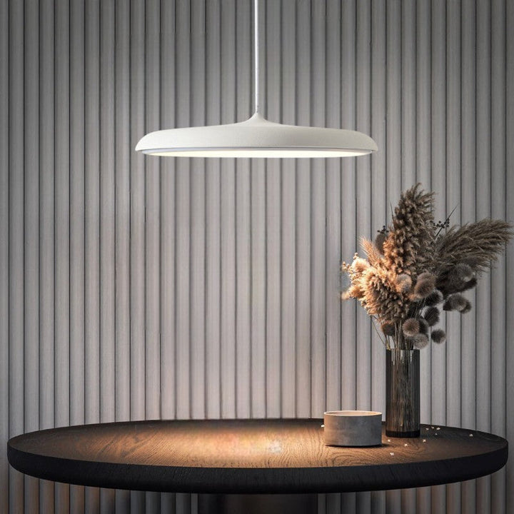 Biała lampa LED sufitowa, minimalistyczny dysk, skandynawskie oświetlenie wnętrz.