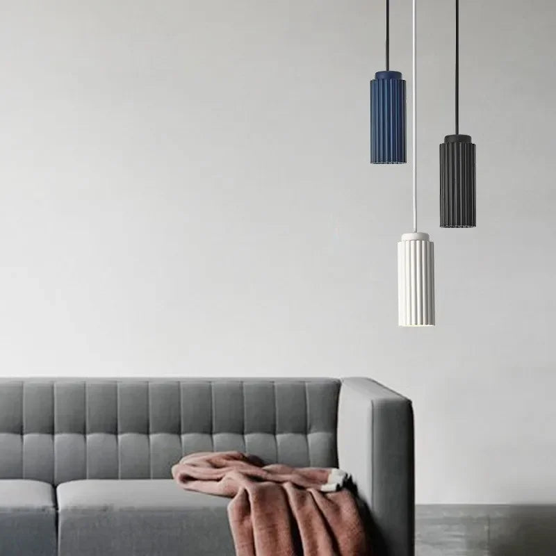 Nowoczesna lampa sufitowa LED, styl skandynawski. Minimalistyczne oświetlenie do wnętrza domu, metal i szkło.