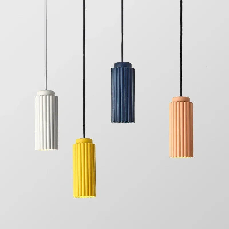 Designerska lampa sufitowa LED. Skandynawska dekoracja i oświetlenie wnętrz, nowoczesny metal i szkło.
