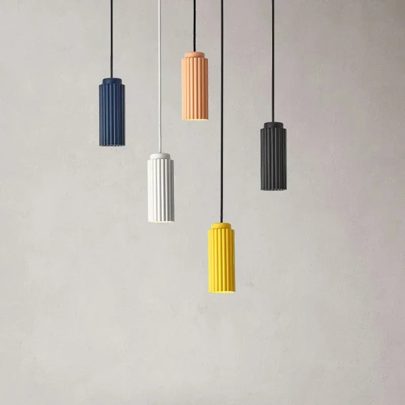 Jasna lampa sufitowa LED do salonu lub sypialni. Nowoczesny design skandynawski, metal i szkło.