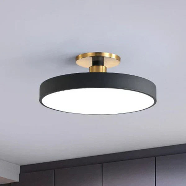 Skandynawska lampa sufitowa LED z akrylu i metalu. Eleganckie oświetlenie do sypialni, nowoczesny design.