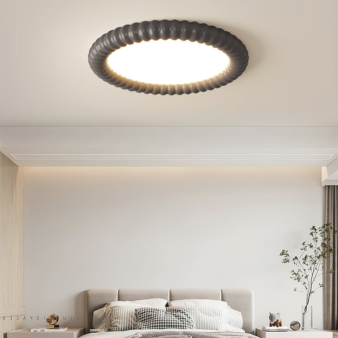 Designerska lampa sufitowa typu halo z metalu i akrylu, oferująca miękkie światło.