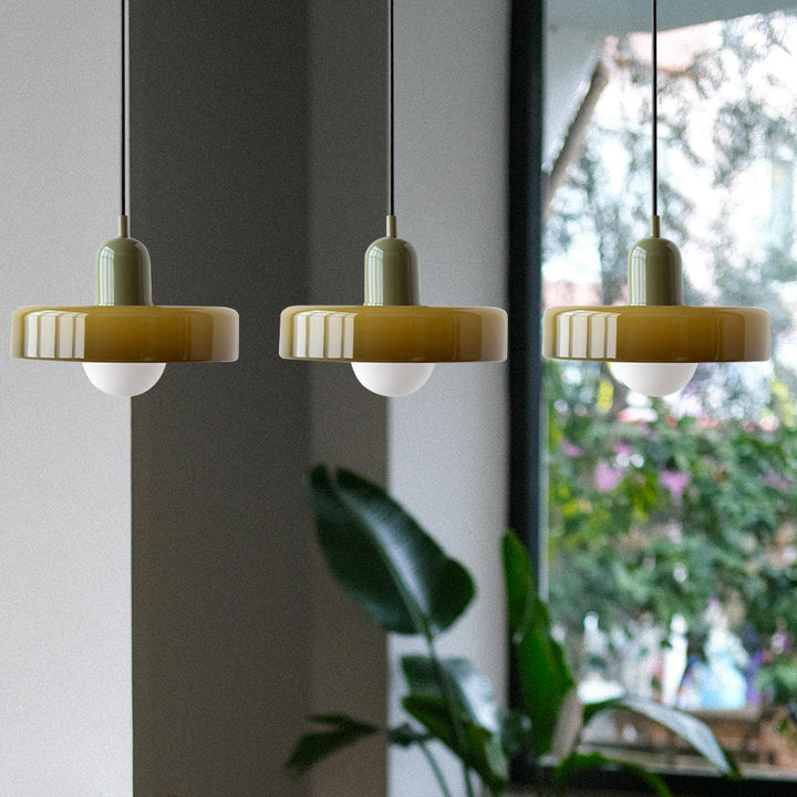 Lampa z trzema szklanymi kloszami, regulowana wysokość. Nowoczesne wnętrza.