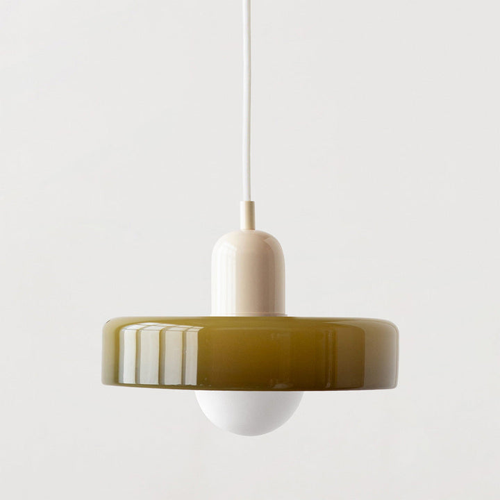 Lampa sufitowa z regulacją wysokości. Nowoczesne oświetlenie salonu.