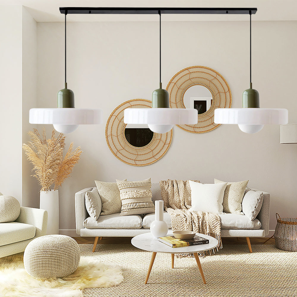 Oświetlenie jadalni: regulowana lampa sufitowa z designerskimi kloszami.