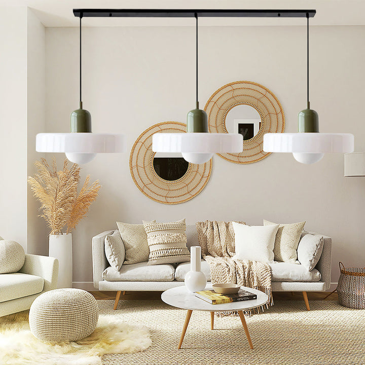 Oświetlenie jadalni: regulowana lampa sufitowa z designerskimi kloszami.