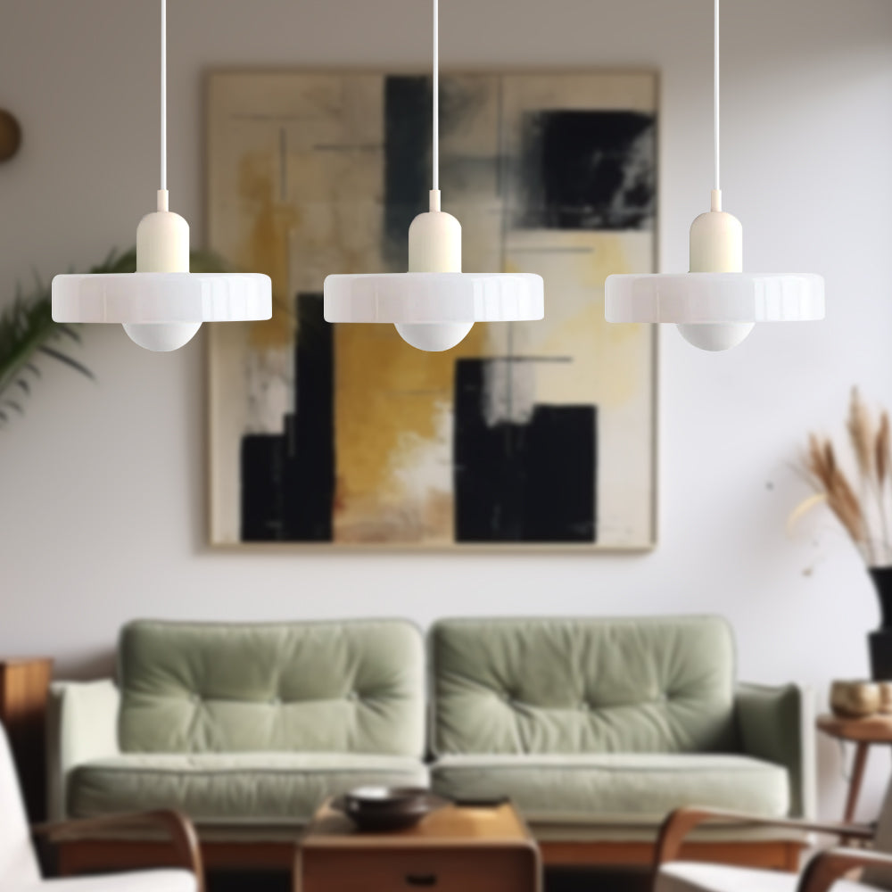 Nowoczesna lampa z trzema szklanymi kloszami. Oświetlenie salonu.