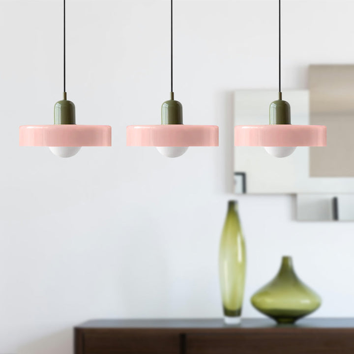 Nowoczesna lampa sufitowa z 3 szklanymi kloszami. Oświetlenie do wnętrz.