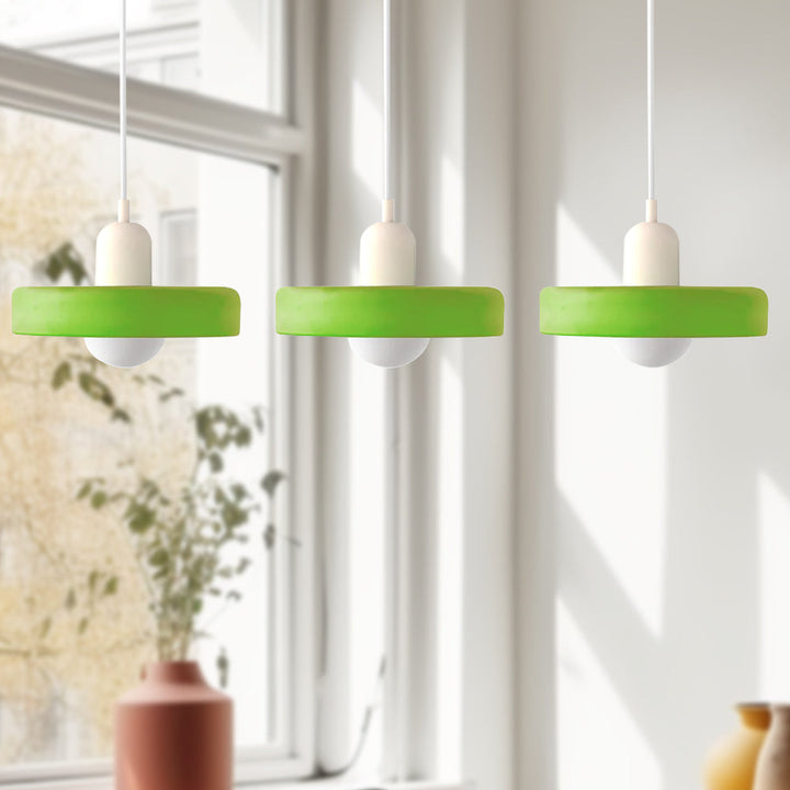 Nowoczesna lampa wisząca, szklane klosze. Oświetlenie do kuchni.