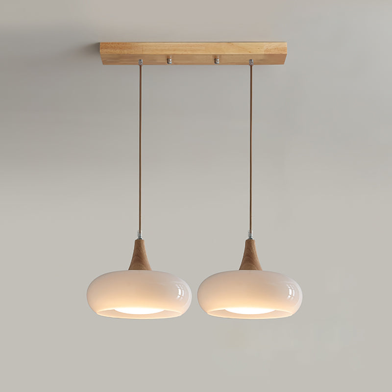 Lampa sufitowa nad stołem w jadalni, regulowana wysokość. Drewniana, szklany klosz.