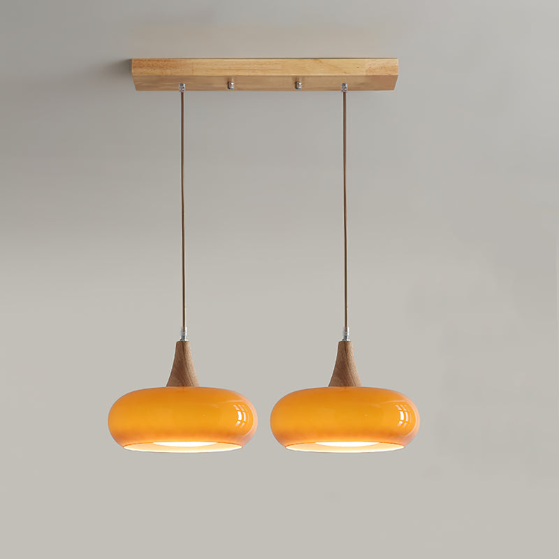 Skandynawska lampa wisząca z regulacją, idealna do nowoczesnej kuchni. Drewniana.
