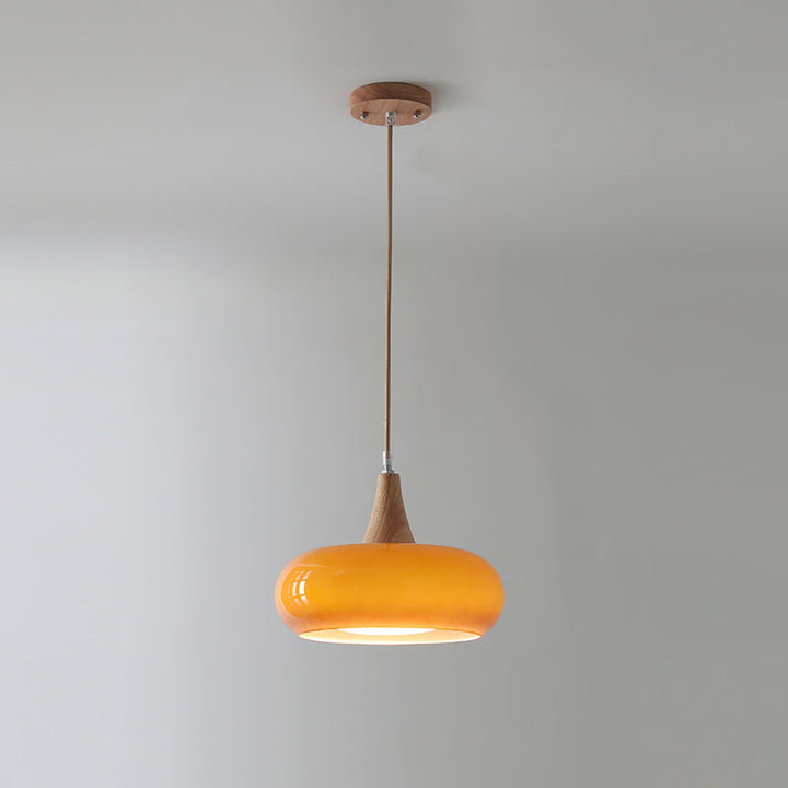 Drewniana lampa sufitowa ze szklanym kloszem, nowoczesny design. Do salonu i jadalni.